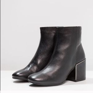 🆕Kenneth Cole NY Reeve 2 bootie-silver block heel